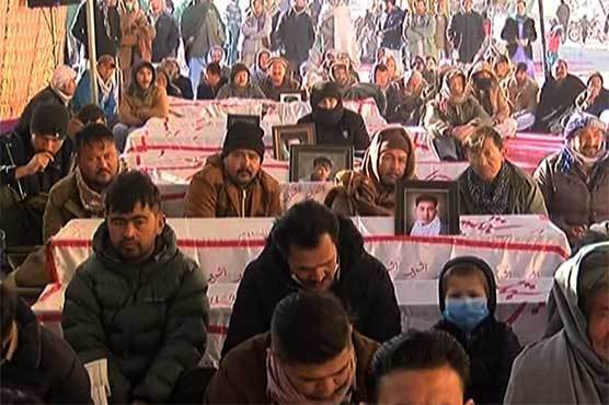 کوئٹہ : سانحہ مچھ کے متاثرین کا اپنے پیاروں کی میتوں کیساتھ پانچویں روز بھی دھرنا