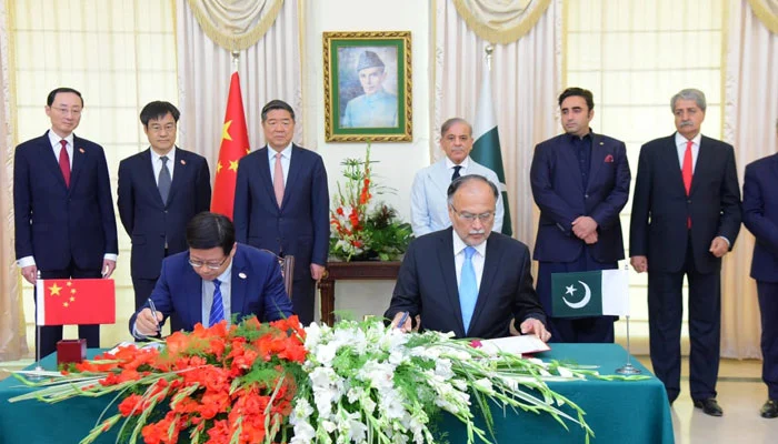 سی پیک کے 10 سال مکمل ہونے کی تقریب، پاکستان اور چین کے درمیان مفاہمت کی یادداشتوں پر دستخط
