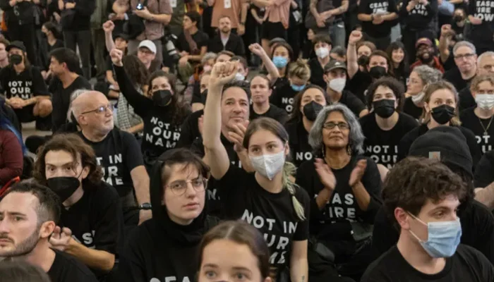 نیویارک کے گرینڈ سینٹرل اسٹیشن پر مظاہرہ، غزہ میں جنگ بندی کا مطالبہ