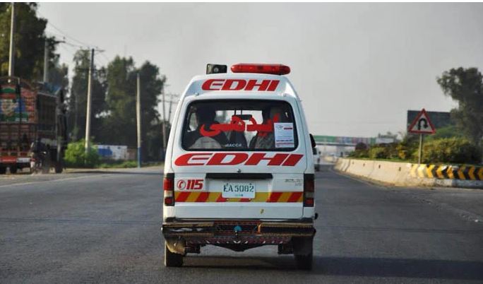نوشکی شاہراہ پر مسافر کوچ کی موٹر سائیکل کو ٹکر، 2 افراد زخمی